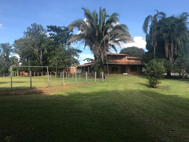 Foto do Chácara - Chácara à venda em Goianira, são 2 casas, 1 estilo colonial com 4 suítes sendo 1 máster, com 7 vagas de  garagem e espaço gourmet com churrasqueira. | Home Gyn Imóveis Ltda