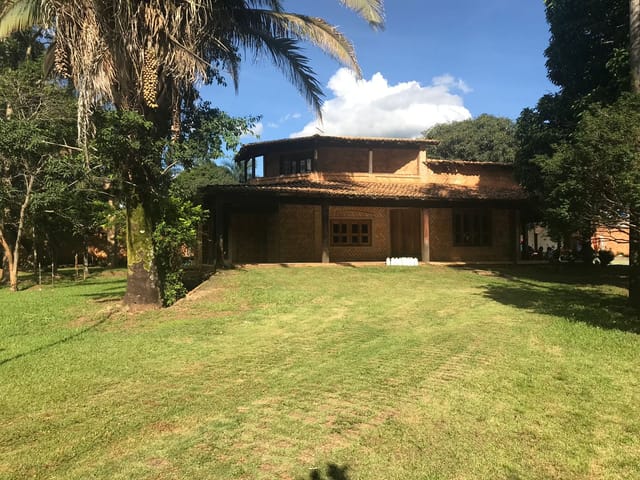 Foto do Chácara - Chácara à venda em Goianira, são 2 casas, 1 estilo colonial com 4 suítes sendo 1 máster, com 7 vagas de  garagem e espaço gourmet com churrasqueira. | Home Gyn Imóveis Ltda
