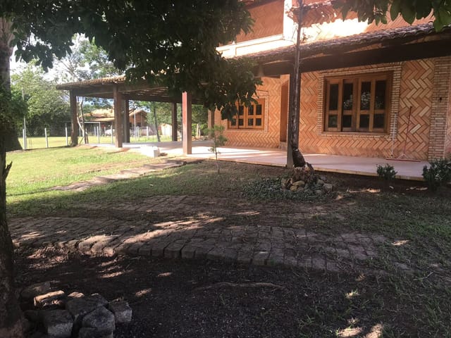 Foto do Chácara - Chácara à venda em Goianira, são 2 casas, 1 estilo colonial com 4 suítes sendo 1 máster, com 7 vagas de  garagem e espaço gourmet com churrasqueira. | Home Gyn Imóveis Ltda