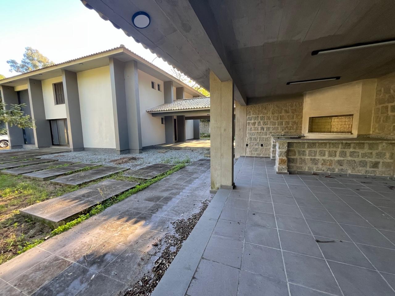Casa com 1 hectare à venda na Cascata, Pelotas - 300 m² de área construída, 3 quartos (sendo 1 suíte), lareira e espaço gourmet com churrasqueira. - 12