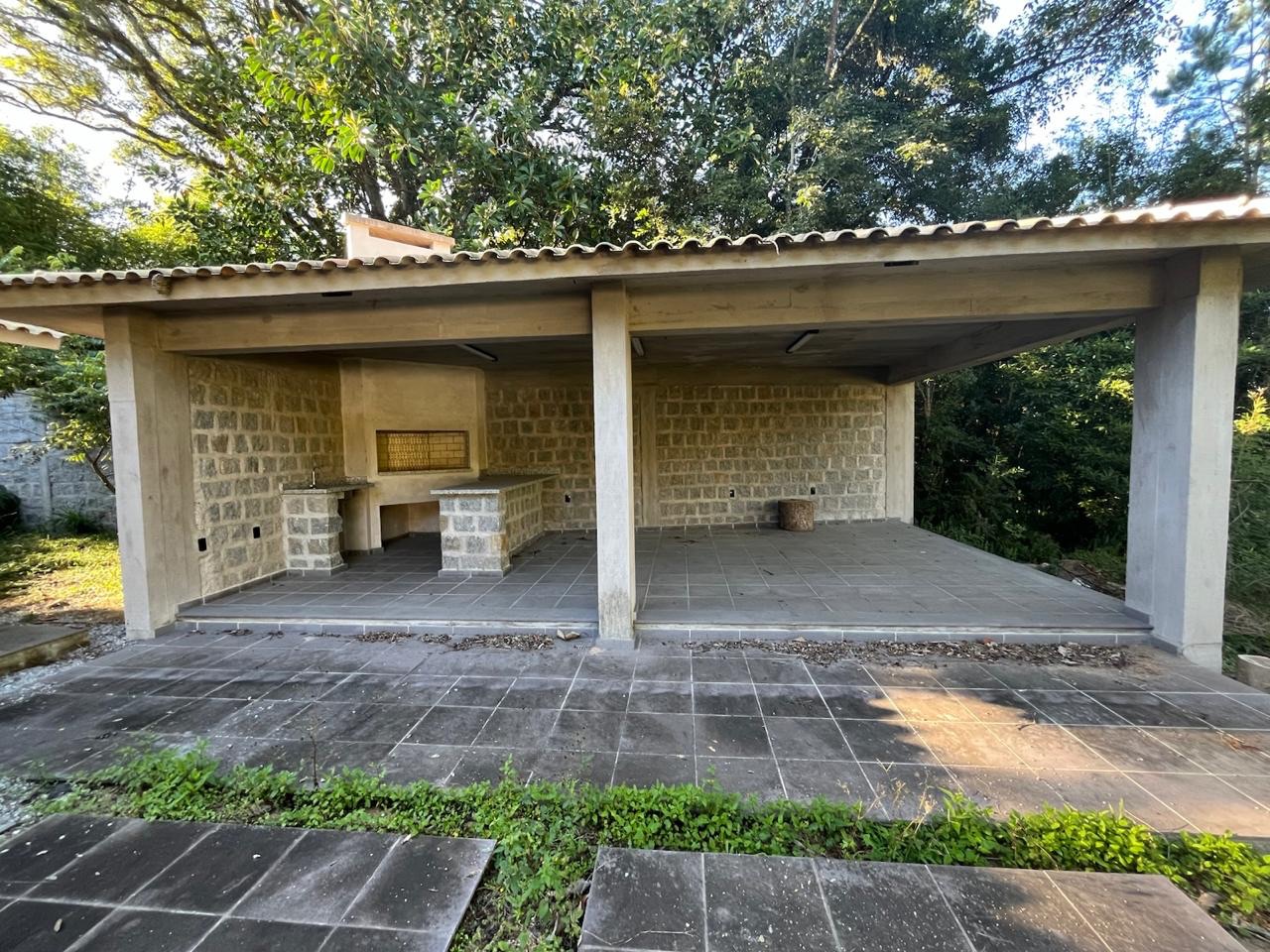 Casa com 1 hectare à venda na Cascata, Pelotas - 300 m² de área construída, 3 quartos (sendo 1 suíte), lareira e espaço gourmet com churrasqueira. - 13