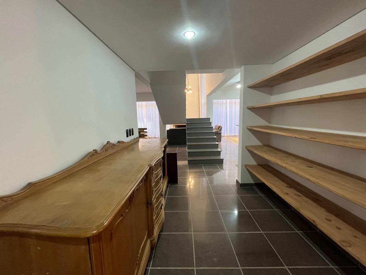 Casa com 1 hectare à venda na Cascata, Pelotas - 300 m² de área construída, 3 quartos (sendo 1 suíte), lareira e espaço gourmet com churrasqueira. - 6