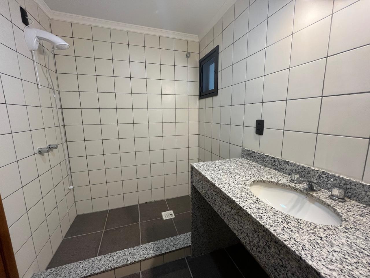 Casa com 1 hectare à venda na Cascata, Pelotas - 300 m² de área construída, 3 quartos (sendo 1 suíte), lareira e espaço gourmet com churrasqueira. - 10