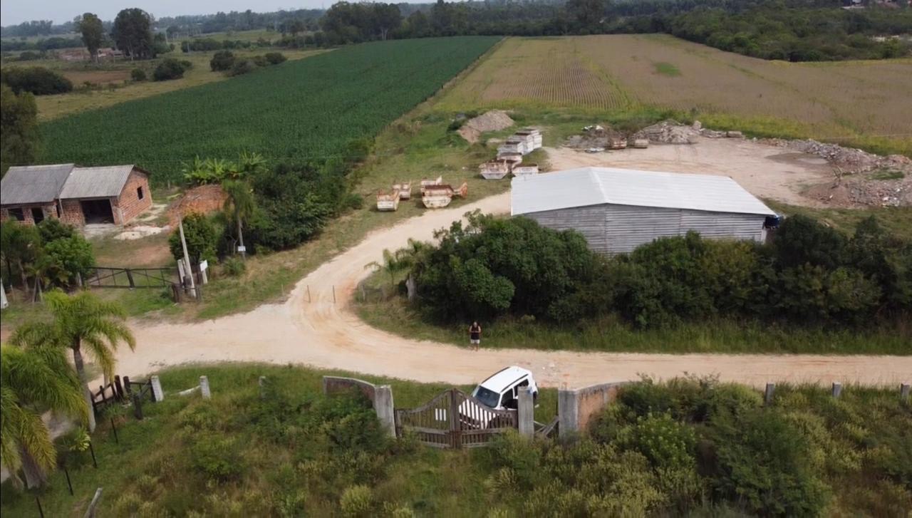 Chácara à venda nas Três Vendas, Pelotas - 2.200 m² de área total, refúgio tranquilo dentro da cidade na Av. Ildefonso Simões Lopes.