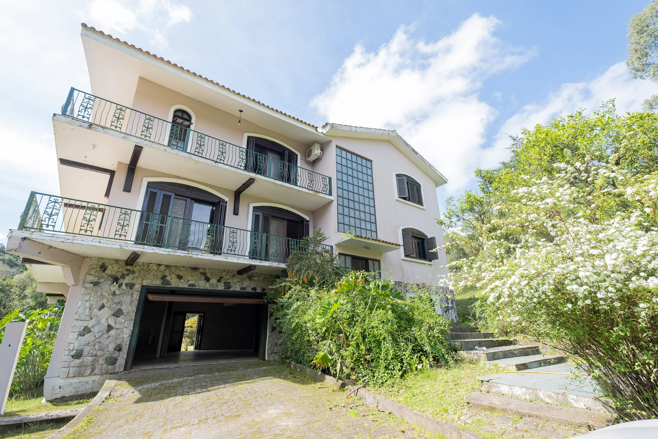 Sítio mobiliado à venda na Cascata (Santa Eulália) - 650 m², 4 quartos (3 suítes com hidro), lareiras e piscina.