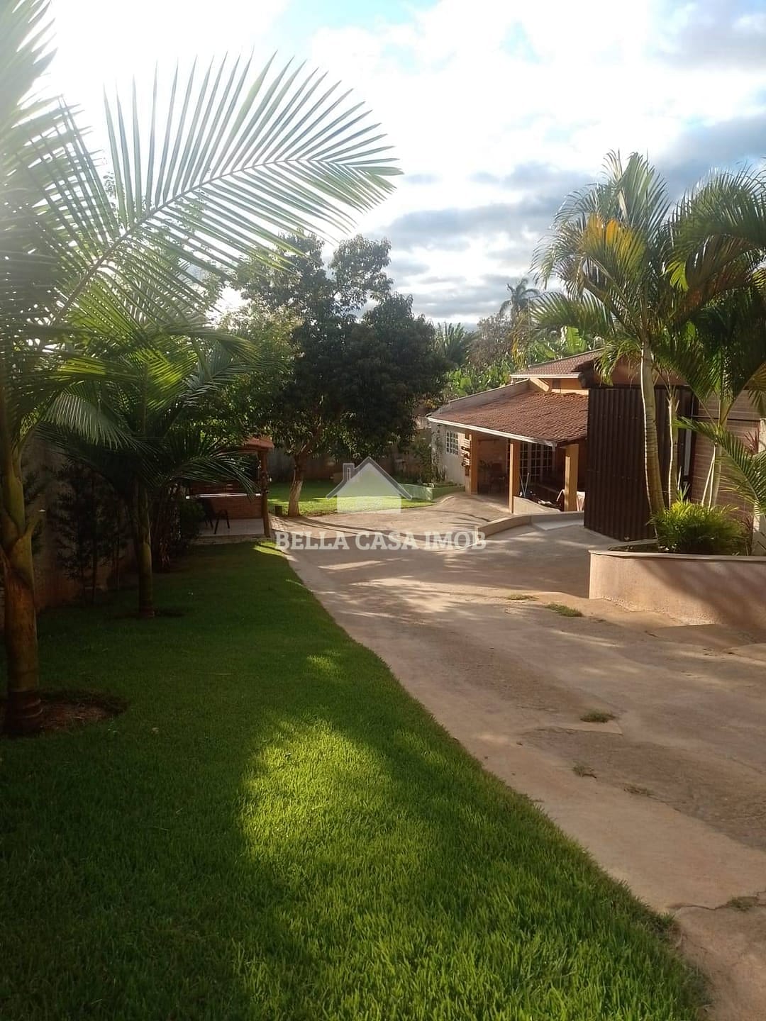 Chácara à venda com 3 quartos, 200m² - Foto 1