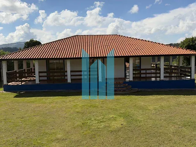 Casa com 2262m² 3 quartos e 2 banheiros, à venda, no bairro Residencial e Industrial Campo Alegre em Poços de Caldas