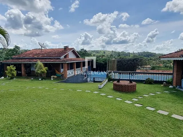 Chácara com 2000m² 4 quartos e 5 banheiros, à venda, no bairro Jardim Estância Brasil em Atibaia