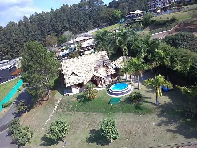 Casa com 1305m² 4 quartos e 4 banheiros, à venda ou para alugar, no bairro Porto Bragança em Bragança Paulista