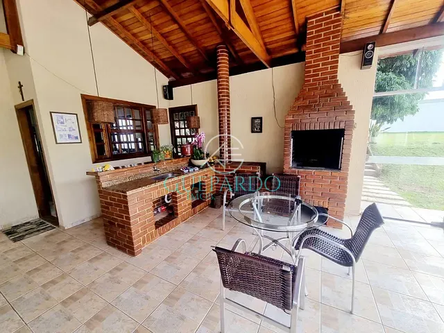 Chácara com 2500m² 3 quartos e 3 banheiros, à venda, no bairro Jardim Itatiaia 2 em Londrina