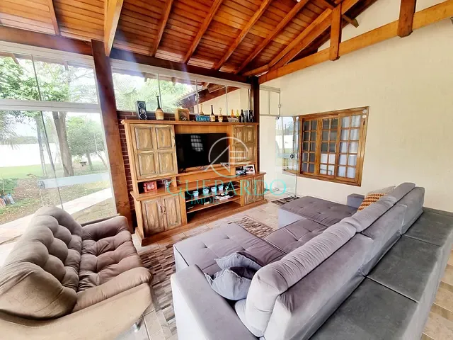 Chácara com 2500m² 3 quartos e 3 banheiros, à venda, no bairro Jardim Itatiaia 2 em Londrina