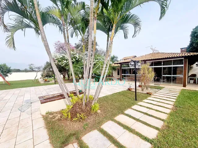 Chácara com 2500m² 3 quartos e 3 banheiros, à venda, no bairro Jardim Itatiaia 2 em Londrina