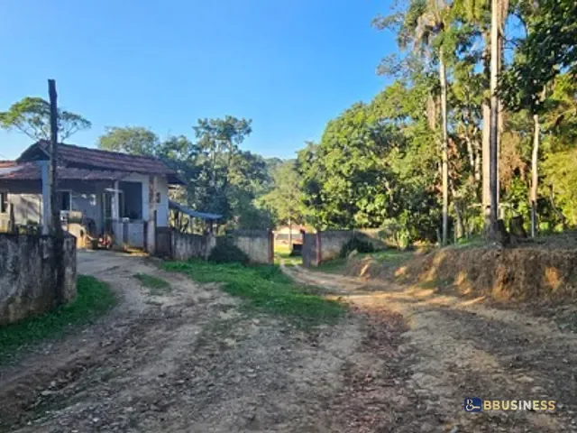 Chácara à venda, no bairro Fazenda Velha em Arujá