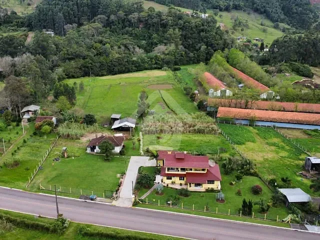 Chácara com 200m² 4 quartos e 3 banheiros, à venda, no bairro Zona Rural em Poço das Antas