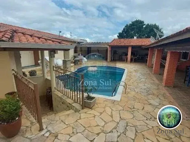 Chácara com 280m² 4 quartos e 5 banheiros, à venda, no bairro Centro (Cocaes) em Sarapuí