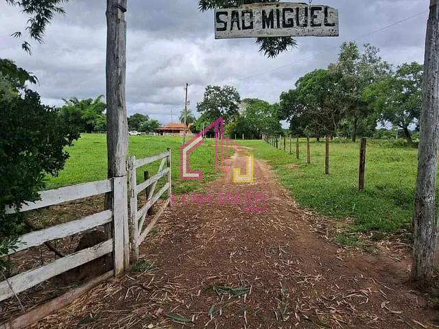 Chácara com 160000m² 3 quartos e 3 banheiros, à venda, no bairro Carrijo em Poconé