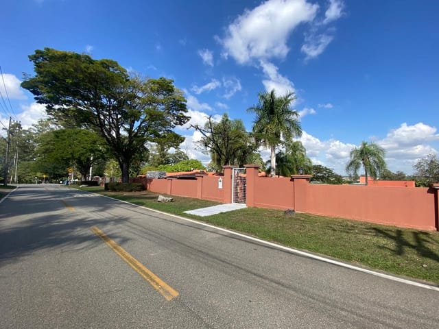 Chácara com 5400m² 4 quartos e 6 banheiros, à venda ou para alugar, no bairro Chácaras Residenciais Santa Maria em Votorantim
