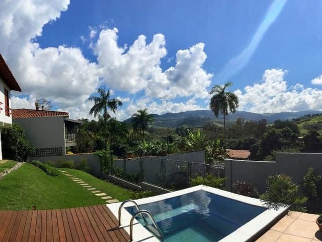 Chácara com 1127m² 4 quartos e 4 banheiros, à venda ou para alugar, no bairro Fonte Platina em Águas da Prata