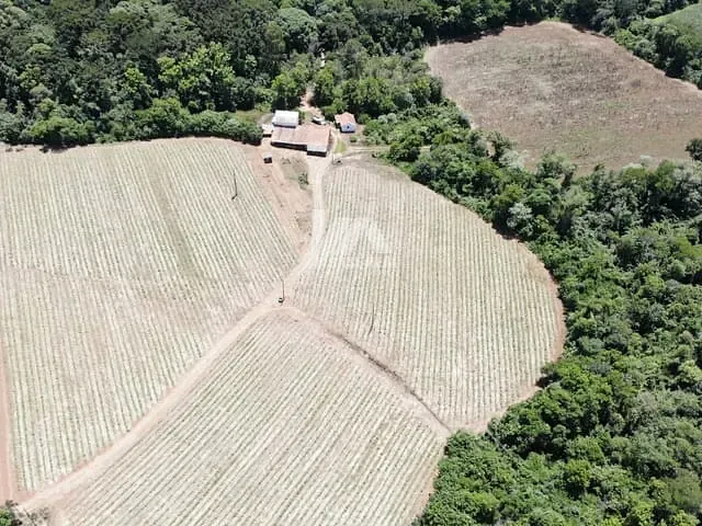 Chácara com 48000m² 1 quarto e 1 banheiro, à venda, no bairro Área Rural em Guamiranga