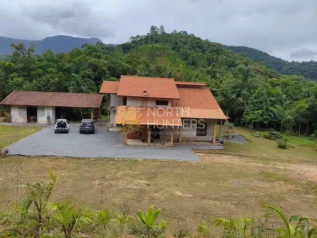 Chácara com 350m² 5 quartos e 3 banheiros, à venda ou para alugar, no bairro Área Rural de Joinville em Joinville