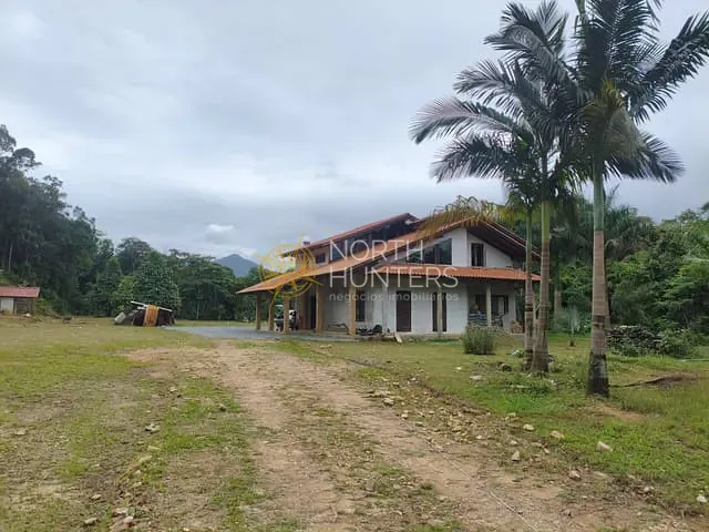 Chácara com 350m² 5 quartos e 3 banheiros, à venda ou para alugar, no bairro Área Rural de Joinville em Joinville