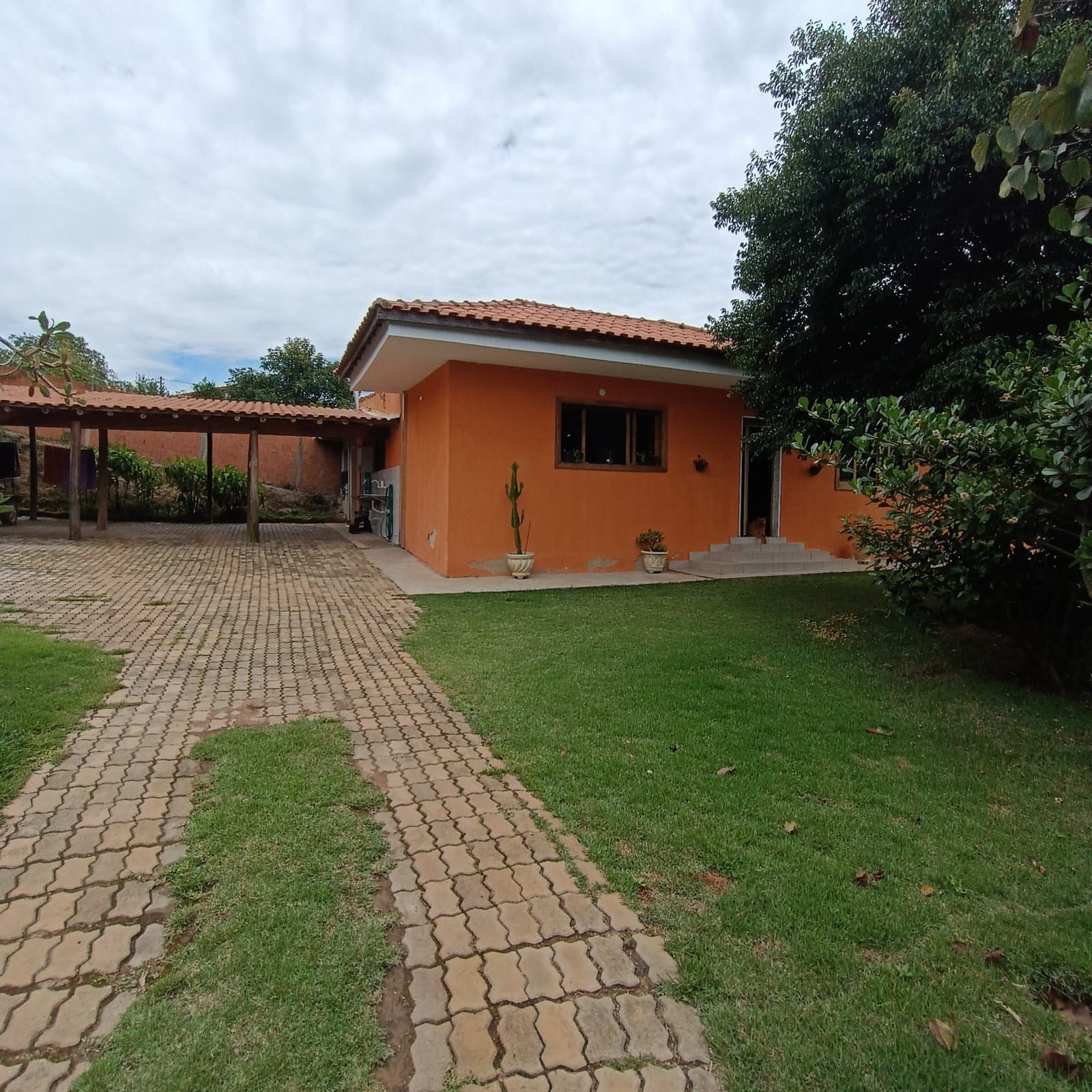 Linda chácara localizada no Residencial Lagos de Santo Antôn