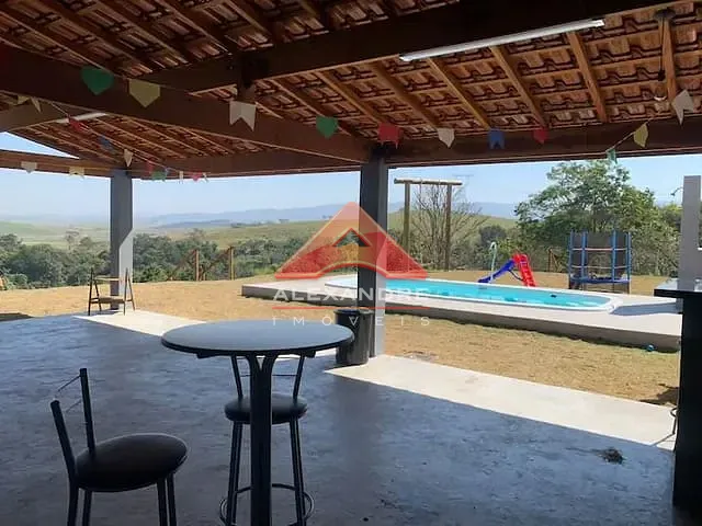 Chácara com 2500m² 2 quartos e 3 banheiros, à venda, no bairro Chácara Recanto Itamarati II em Caçapava