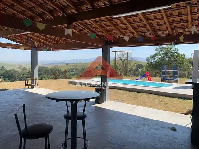 Chácara com 2500m² 2 quartos e 3 banheiros, à venda, no bairro Chácara Recanto Itamarati II em Caçapava