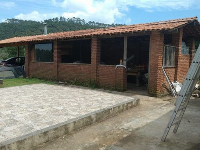 Chácara com 2500m² 3 quartos e 4 banheiros, à venda, no bairro Itaquaciara em Itapecerica da Serra