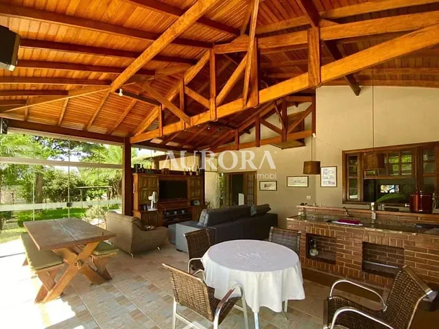 Chácara com 2500m² 3 quartos e 5 banheiros, à venda, no bairro Jardim Itatiaia 2 em Londrina