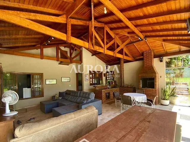 Chácara com 2500m² 3 quartos e 5 banheiros, à venda, no bairro Jardim Itatiaia 2 em Londrina
