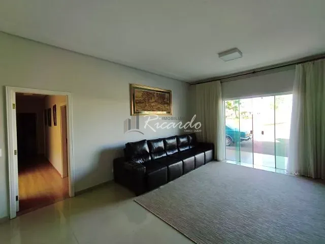 Chácara com 2000m² 3 quartos e 6 banheiros, para alugar, no bairro Parque Industrial IV em Arapongas