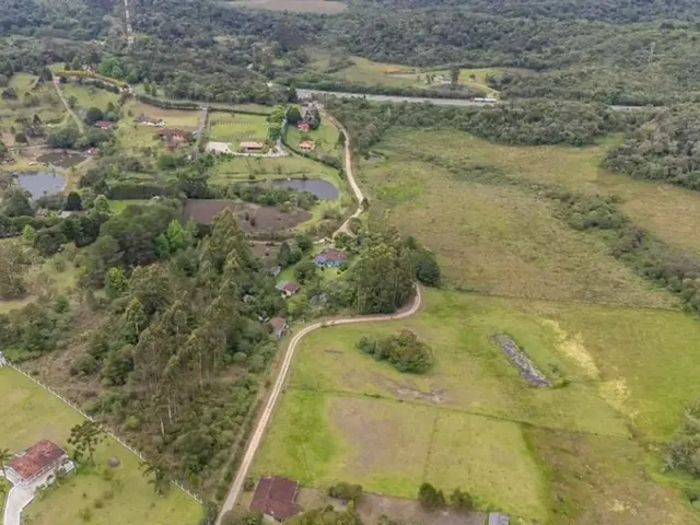 Sítio 3 quartos e 4 banheiros, à venda, no bairro Borda Do Campo em São José Dos Pinhais
