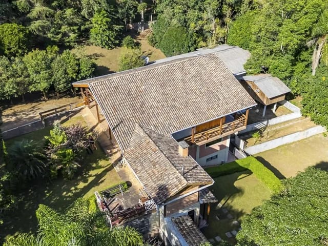 Sítio com 16402m² 2 quartos e 3 banheiros, à venda, no bairro Roça Grande em Colombo