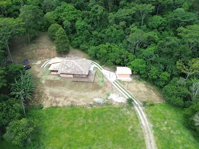 Chácara 3 quartos e 4 banheiros, para alugar, no bairro Cravorana em Piracaia