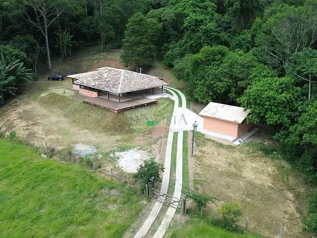 Chácara 3 quartos e 4 banheiros, para alugar, no bairro Cravorana em Piracaia