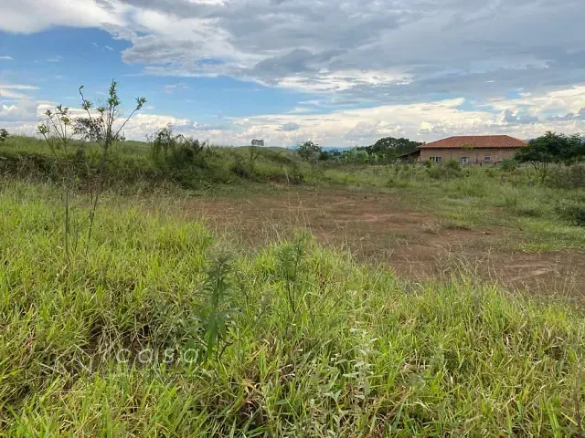 Chácara com 3000m², à venda, no bairro Chácara Ipês em Caçapava