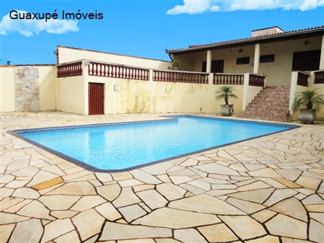 Foto do Chácara - Chácara com terreno de 1.800 m², 2 dormitórios (sendo 1 suíte), 2 banheiros, sala, cozinha, churrasqueira, piscina aquecida, portão eletrônico, canil, cerca elétrica, câmeras de segurança. Ótima localização! | Guaxupé Imóveis Ltda