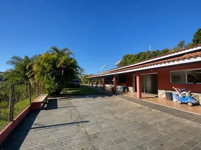 Chácara com 3000m² 3 quartos e 3 banheiros, à venda, no bairro Pouso Alegre em Piracaia