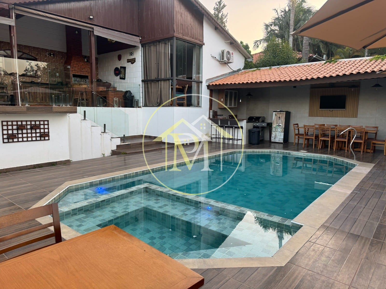 Chácara à venda e aluguel com 4 quartos, 300m² - Foto 1