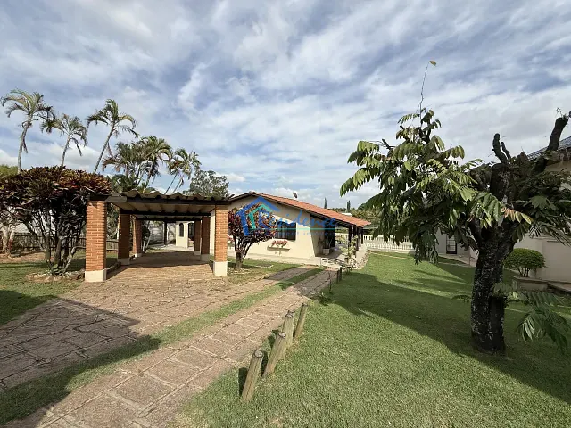 Chácara com 2500m² 4 quartos e 3 banheiros, à venda, no bairro Colinas do Mosteiro em Indaiatuba