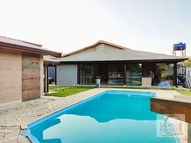 Chácara com 1348m² 2 quartos e 3 banheiros, à venda, no bairro Jardim Brogotá em Atibaia