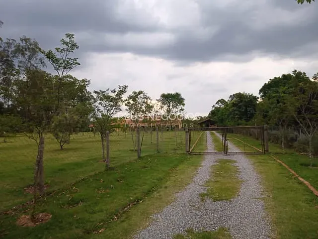 Chácara com 10000m² 4 quartos e 4 banheiros, à venda, no bairro Condomínio Chácaras da Planície em Araçoiaba da Serra