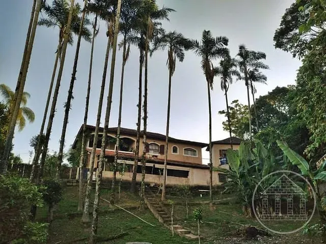 Chácara com 2100m² 4 quartos e 5 banheiros, à venda, no bairro Parque São Lucas em Embu-Guaçu