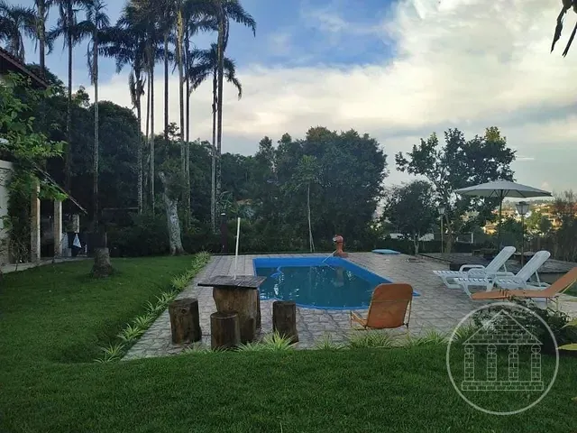 Chácara com 2100m² 4 quartos e 5 banheiros, à venda, no bairro Parque São Lucas em Embu-Guaçu