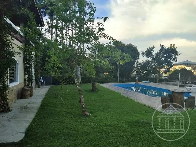 Chácara com 2100m² 4 quartos e 5 banheiros, à venda, no bairro Parque São Lucas em Embu-Guaçu