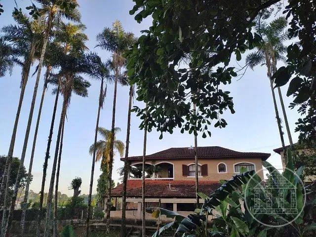 Chácara com 2100m² 4 quartos e 5 banheiros, à venda, no bairro Parque São Lucas em Embu-Guaçu