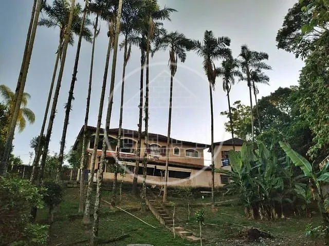 Chácara com 2100m² 4 quartos e 5 banheiros, à venda, no bairro Parque São Lucas em Embu-Guaçu