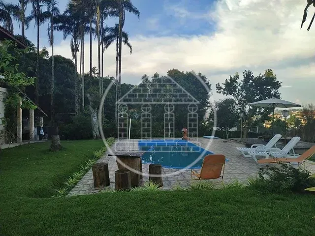 Chácara com 2100m² 4 quartos e 5 banheiros, à venda, no bairro Parque São Lucas em Embu-Guaçu