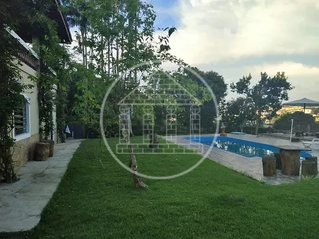 Chácara com 2100m² 4 quartos e 5 banheiros, à venda, no bairro Parque São Lucas em Embu-Guaçu